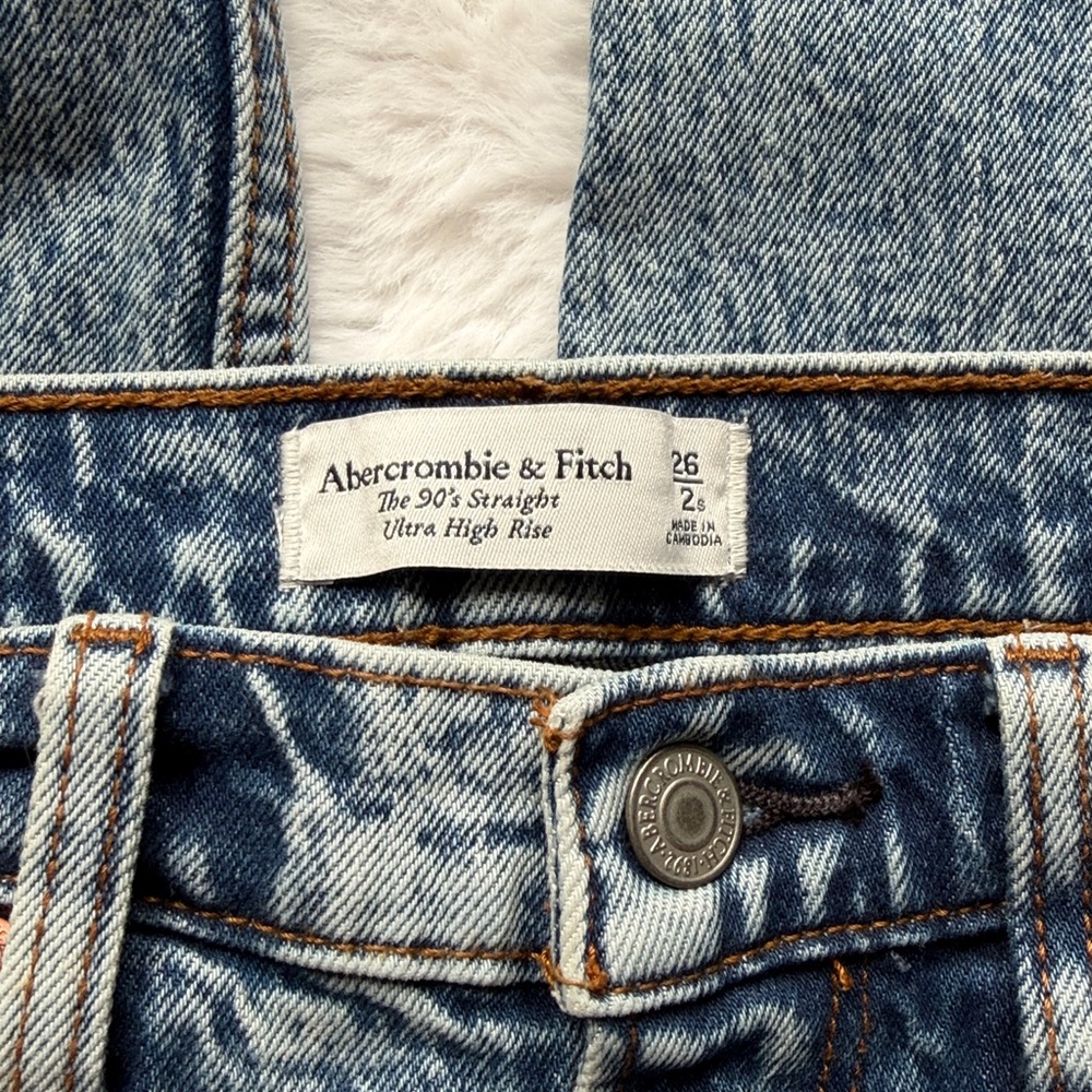 Abercrombie & Fitch The 90s Straight Ultra High Rise size 2 Short - Picture 3 of 6